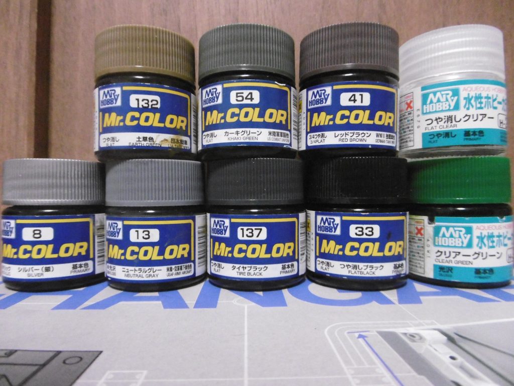 ウィードに使った塗料。つや消しカラーが中心。
水性クリアーグリーンは、下地にしたシルバーの上から塗装。つや消しクリアーは つや消しカラー以外に使用。銀の胸甲もつや消しにしています。
過去作の陽丸と陰丸の「塗装練習」と称した、5体中の1体。2体目はこの後に投稿済み、残りの3体は後日になるかと。