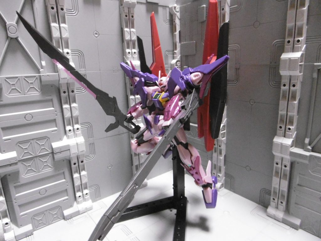 バインダーを本体と平行にしたい場合、干渉しますので武双の展開はほぼ必須。バスターソードは手持ちすれば問題ありませんが、ロングライフルは展開しても窮屈気味でした。