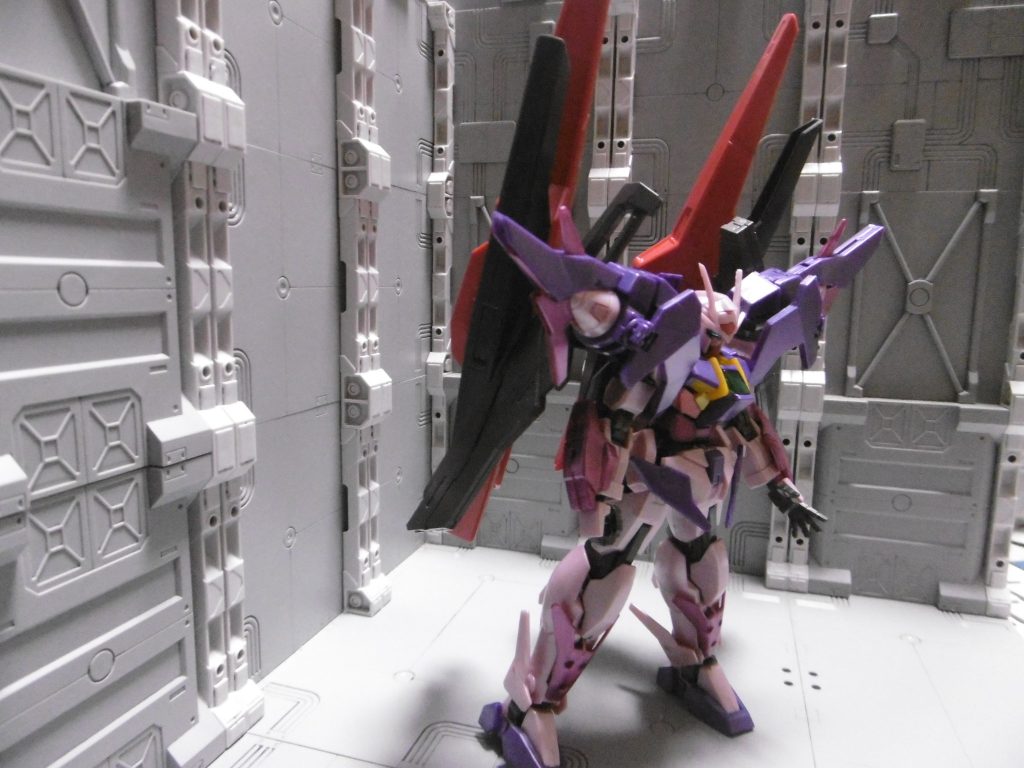 前のめりでも良ければ、一応は自立可能。直立させようとしても後ろの重みに脚部の各関節が負け、徐々に後ろに仰け反ってきます。