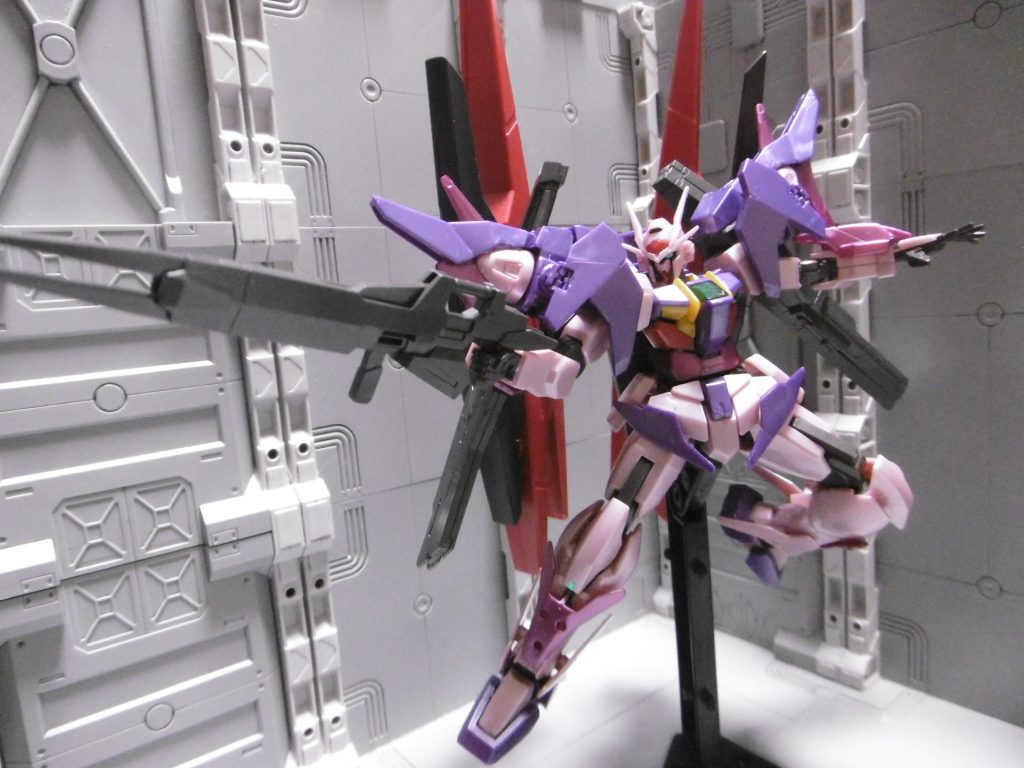 射撃ポージング、いつもこうなってしまう不思議。
組立直後に「GNアーチャーのユニットはダブルオーにも換装できる」のを唐突に思い出しました。当時からHGオリジナルギミックとしても扱われていたので、ビルドシリーズとも相性が良いように感じます。スカイとの組み合わせも誰もが思いつくであろう…かと思いきや、画像検索では見つからなかったので勢いで投稿してみました。もし既出でしたら失礼。
塗装や改造は無くとも気軽に作れて楽しかったですし、やはりガンプラは「楽しんでこそ」だと思っています。作品とは呼べずとも、楽しみ方を伝えたい目的で製作物を投稿するのもありかなと。
HWSを他トランザムカラー機体に移植し、ダブルオースカイT∞の背中が寂しく感じられた方は、こういった組み合わせも如何でしょうか?