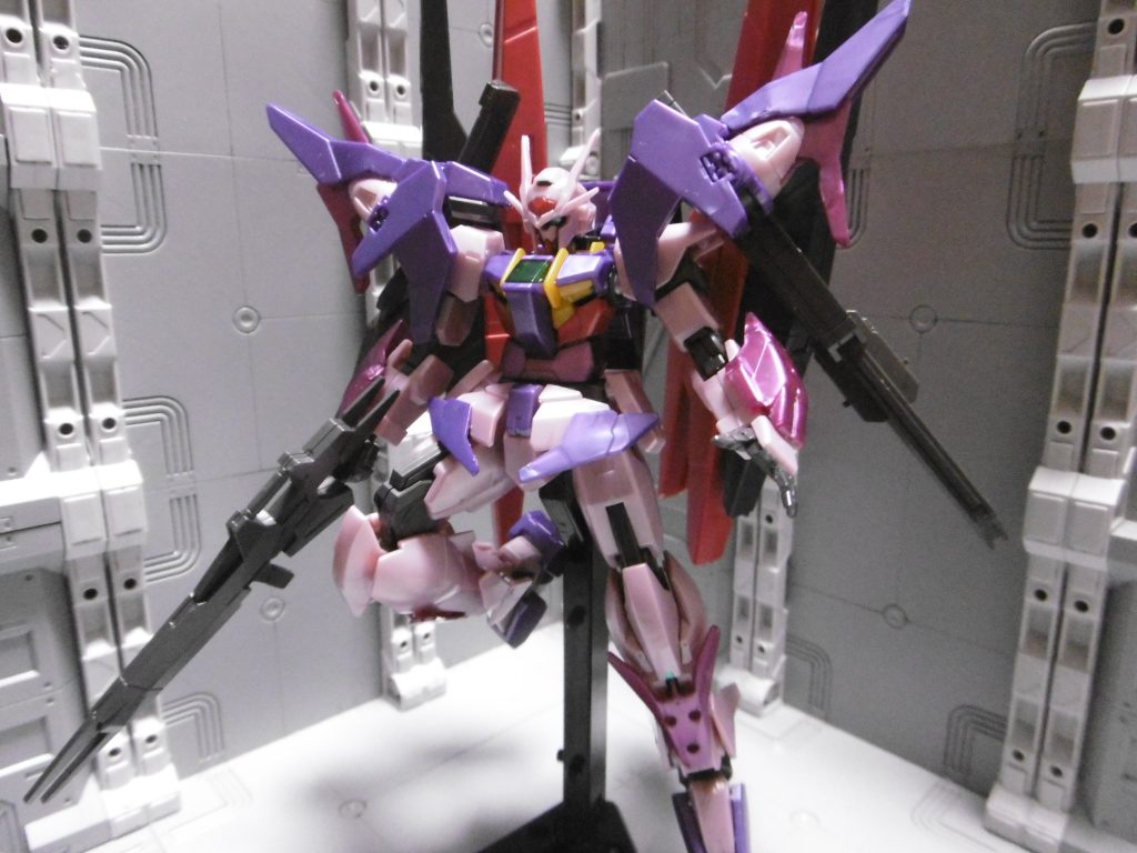 フロントアーマーの切り離しはポロリしやすそうな構造だったので、加工していません。普通に飾れば重みでバインダーが外れる事もなく安定します。