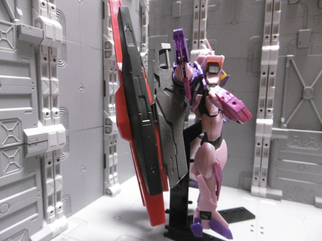 ポリキャップ1つでバックパック全体を支える事になっているため、当然と言えば当然だったり。負荷が非常に大きく、バックパックを正しい位置にしてもすぐにバインダーが後ろに倒れます。台座込みでも転倒のリスクがあってお勧めしません。この状態での撮影中に何度か台座も倒れました。