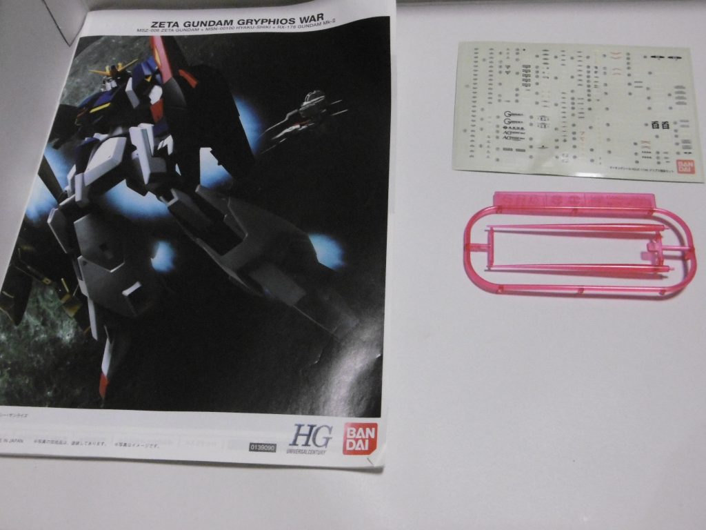 制作工程ではなくて恐縮ですが、ちょっとだけ紹介。
HGUCグリプス戦役セットの付属品。単品版には無し。
左は、組立説明書+機体・時代背景解説書の冊子。
右は専用マーキングシール&ビームサーベルエフェクト「SB6」
マーキングシールは105番まであります。
上記付属品のためか、単品版x3よりも定価が少し上がっています。