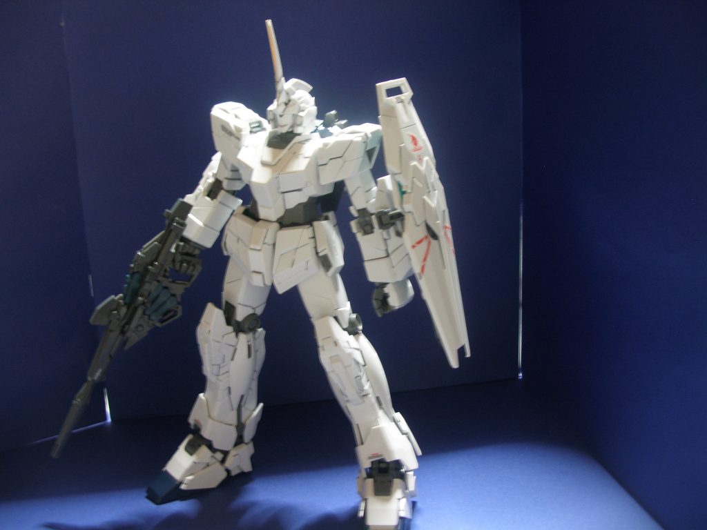 ② MG フルアーマーユニコーンガンダム Ver.Ka
発売当時から【MG史上最多パーツ数】の頂点として君臨し続けた魔王。
まずは素のユニコーンモード。
形にはなってますが、可動確認の際に試行し過ぎて関節が摩耗。