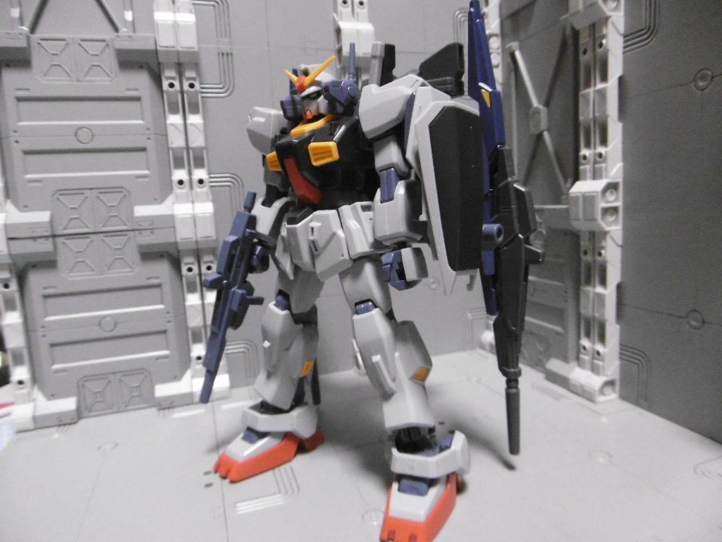 塗装前の状態ですが、ビルドブースターMk-Ⅱと。
ティターンズカラーでなくエゥーゴカラーと合わせたい場合、成形色の暗いMk-Ⅱの方が合うかもしれません。ビルドガンダムMk-Ⅱと組み替えで色を合わせても面白そうです。
体感的には【可動重視:後発モデル / デザイン重視:先発モデル】として棲み分け出来ていると感じますし、目的や好みに合わせてで良いと思います。リヴァイブ等は持ってないものの、実物サンプルを見ても特に不満点はありませんでした。旧HGUCのデザインでも不満で「設定画重視」が目的だと、現状では旧キットしか無さそうです。というか設定画通りのガンプラって実在するんですかね??
HGの百式・Mk-Ⅱ・Zを今から欲しいのであれば、可動&色分け重視なら後発のリヴァイブ・EVOL、デザインと程々の色分け&可動なら旧HGUC、デザイン重視(改造・改修前提)なら旧キットが向くかなと。先発モデル(旧HGUC)の単品版は多くが高騰しているので、色が気にならなければセット版がお勧めです。ただしMk-Ⅱに関しては注意点があり、ティターンズカラー用の「一部シールが削除」されています。
今の目で見ても、言われるほど可動も悪くないように感じます。強度も十分ですが、あくまで初期モデル故に遊び過ぎにはご用心。
しかし、後発モデルの登場により先発モデルが検索に掛かり難くなってきたのは、ちょっと寂しく感じます。「旧」と入れても中々出てきませんし...
以上になります。いつもと違った投稿形式で失礼しました。
なるべく過去作ばかりにならないよう、今後も注意します。