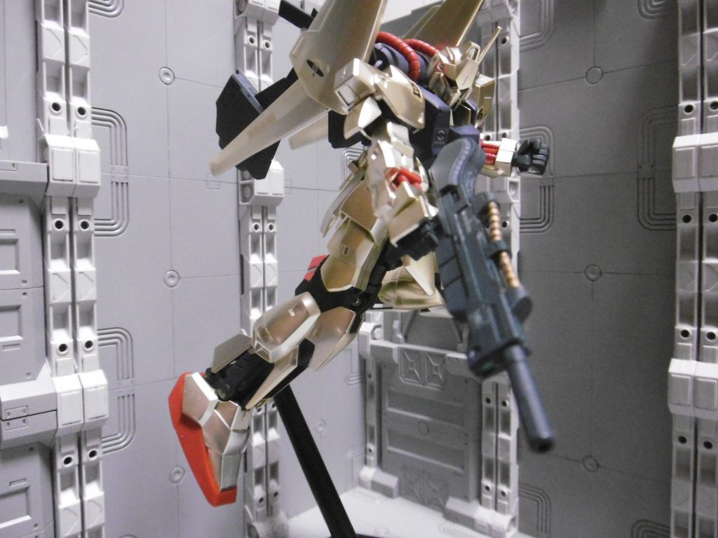 最初期HGUCという事だけあって、流石に現在の目で見ると可動は厳しめで、関節部のポリキャップ露出も多いです。合わせ目も出る所は出ますが、脚部はMGのようにフレームに外装を組む構成になっていて、脛部分は合わせ目が出ません(元キットと変化なし)。一部には段落ちモールドもあり、古いといえど考えられて設計されている事が分かります。