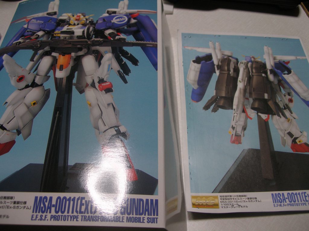 参考資料は、箱絵・台紙・説明書裏などの「完成見本写真」
これらを時々見ながら製作していきます。映っていない物はノーヒントで。Gコア(コア・ファイター)の間違いに気付かなかったのは、参考物に「全く映っていなかった」からです。完全ノーヒント製作。
Ex-S回とフルコーン回は上記のやり方でしたが、FAZZ回のみ組立開始から完成まで「一度も参考資料に目を通していません」。FAZZとは何かを頭で想像しながら、ずっと続けていました。頭が変になりそうだった。
時間制限は無し。設定すると泣きを見ます(最悪プラモが嫌いになります)。終了条件は、形になるか降参。出来の正誤は不問。