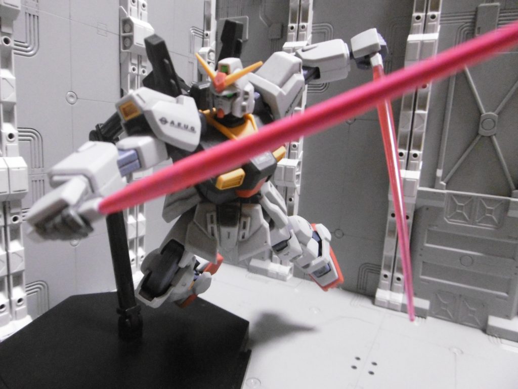 Mk-Ⅱのビームサーベルは、専用右手首付きとビームエフェクトの追加で計3本に。新規ではなく流用エフェクトなので、単品版でも同じ事が出来ます。エフェクト付きを使う場合、右は銃持ち手での保持に。Zにもエフェクトを使うには、握り込みのしかないので加工する必要あり。