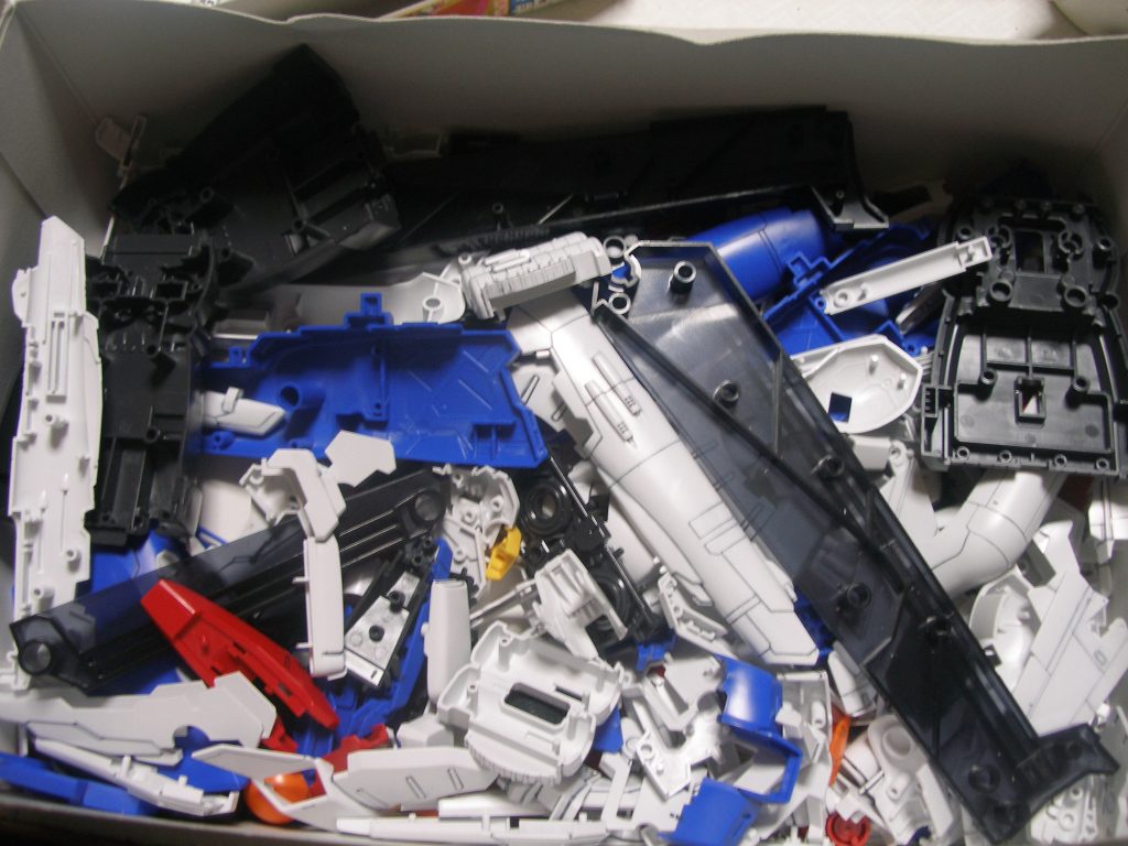 まずは全パーツにスミ入れしていきます。
▲Ex-S: 10時間30分
▲FAUC: 09時間37分
▲FAZZ: 08時間06分
併せてゲート処理もしておき、準備段階で平均20時間弱。
(総製作時間に含みます)
対となるパーツ類は軽く合わせておきます。完全に組んでしまうと間違っていた際に面倒に。ピン切りは破損や保持力低下のリスクがあり回避。