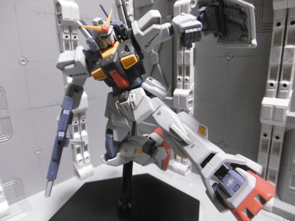 ガンダムMk-Ⅱの成型色は、単品版の色変え(暗め)。
明るめの白に映っていますが実際にはG-3のようなグレーの成型色で、クレオスカラーの「明灰白色」とほぼ同じ。紺は黒に近くなり、黄色は黄橙色に、赤は朱色っぽく。ムーバブルフレームの彩度も印象が異なります。
Mk-ⅡはPC-123プラスになり、バックパックにGディフェンサー接続用の3mm穴があり、3体の中で唯一アクションベースの保持可能。
出た時期を考えると可動は優秀な方だと思います。堅実な作りで関節強度も十分。でもガルバルディ蹴りは流石に厳しめかも。
フライングアーマー版ではないので、メッシュパイプは使われていません。
Mk-Ⅱの成型色はセット内の中でも不人気な傾向にあるようですが、劇中の宇宙シーンと比べてみてもそこまで違和感はありませんでした。個人差が大きいのだと思われます。光の届かない宇宙空間であれば、これ位が丁度良いのかもしれませんね。