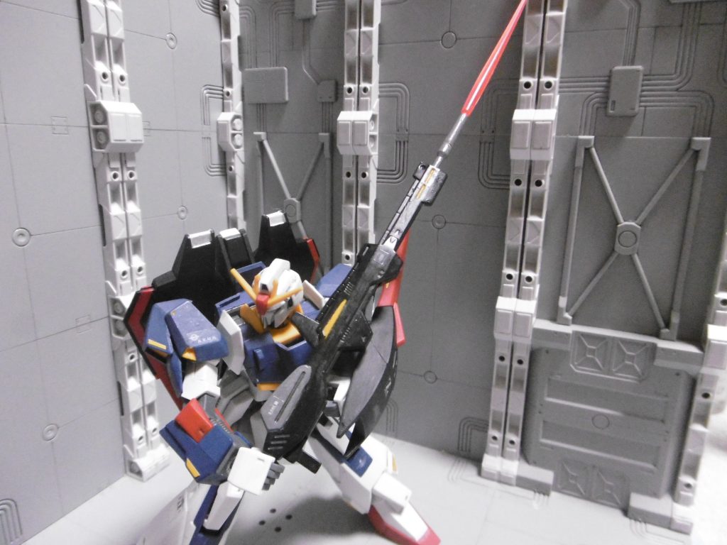 Zのビームライフル銃口に、Mk-Ⅱ用のSB6ビームエフェクトを差せるように。外れ易いのですが、拡張し過ぎると銃口が割れると思います(外径と内径の差がギリギリ)。
平手が付かないのと、より長く重くなるので保持し難く感じます。