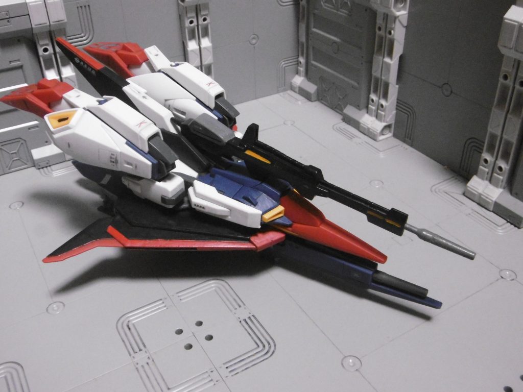 ウェイブライダー変形もカッチリとしていて、安定感があります。
シールドの付け根がかなり固く感じました。個体差あるのかは分かりませんが、変形時に折らないように注意(折れたのでプラ材を使って修理しました)。