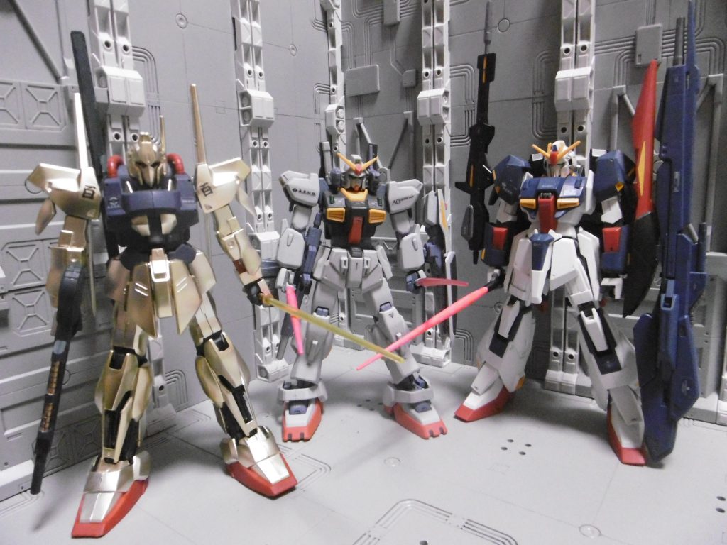 左から単品版の発売年が古い順(1999・2002・2003)。
百式に至ってはHGUCの5作目で、同シリーズが始動した最初期の年代モノ。今年10月で発売19周年、HGUCシリーズとして見ても来年で20周年ですね。
各所のマーキングは付属している専用の物。百式の肩の「百」も、マーキングシールのを使っています。ドライデカールは斜面だと転写し難いので。
宇宙戦を想定しているのか全体的に暗めの成型色になっていて、大きく評価が分かれそうです。発売の古い順に作っていくと、ガンプラとしての技術進化の過程や新素材の導入があり、その意味でも楽しめると思います。
古いキットなので3体とも「アクションベース接続の専用穴や補助パーツ」の類はありません。浮かせて飾るなら、股関節に引っ掛けるコの字型ジョイントやドリル開口など対策が必要。