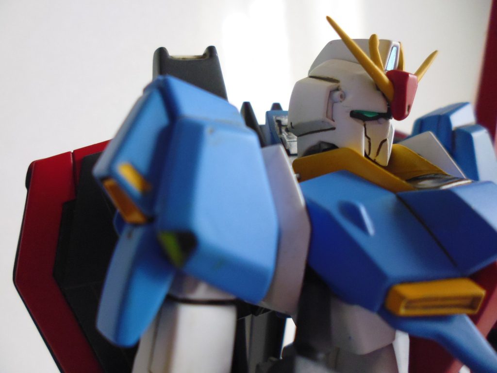 一番こだわったのは顔でした。小型化して見る角度によっては印象を変えるようにしました。