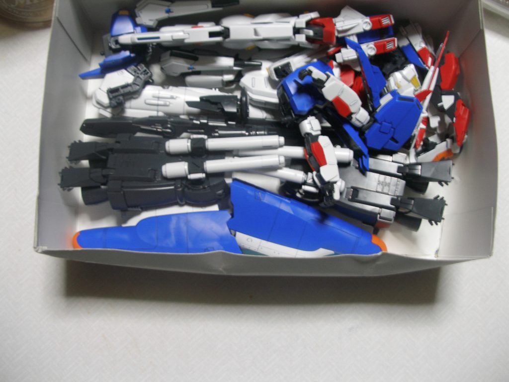 そうして出来上がった部位が集まったら、組み立てて完成。自立が出来れば「成功」としています。出来なければ作り直しか降参の二択。完成してもそれで終了ではありません。最も大切な作業が残っています。