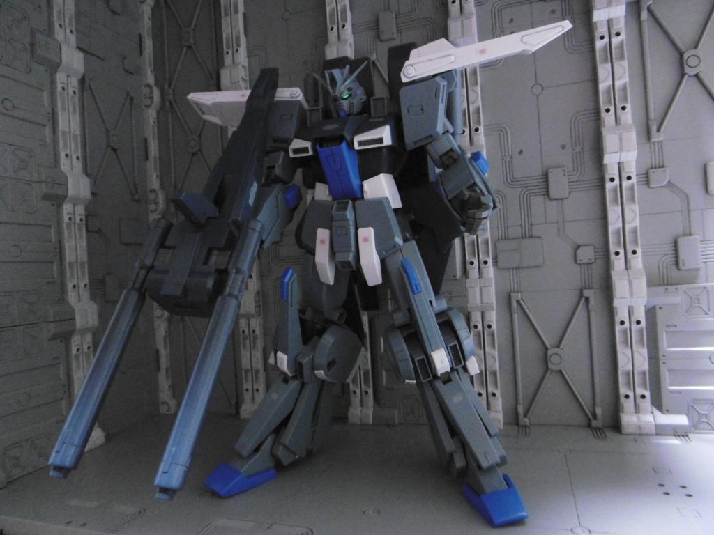 ③ MG FAZZ
フルコーンに匹敵しFA-ZZよりも多い、
【700超の部品数&異常な余剰数】
特に余剰パーツ数は100前後に達する。
まずは足以外の余剰を使ってセンチネルカラー版ZZに。
足がFAZZ版のままなのは、組み直し難い構造だったから。
バックパックが無し(FAZZ用しか無い)&シールド無しでも良ければ、素のZZも組めます。センチネル版もカッコイイ。