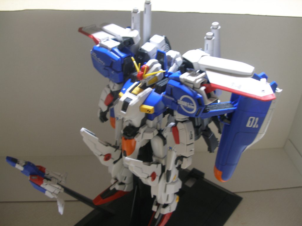 ① MG Ex-Sガンダム
現在においても【MG最高難度&完全変形】と呼ばれし、悪名高きMS。
形にはなっていますが、細部が色々と間違っている事が分かります。
コア・ファイターの羽はこの時点で全く気付いていません。