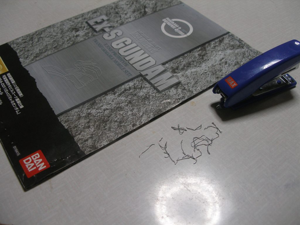 最後に封印の書を解き「答え合わせ」をしましょう。
間違いの多さに悶絶し、絶望しつつも笑いが止まらないのであった。
一通り喜怒哀楽を経た後に、正しく組み直して『完了』です。
ちなみに全く間違えずに作れた回は、恐らくゼロ。
このEx-S回でも、間違い箇所が約10ありました。
製作時間については時間単位で日々記録し、日数単位ではありません(時間の水増し防止と正確な記録のため)。実際に何週間かかったのかは皆様のご想像にお任せします。
【総製作時間】
■MG Ex-S: 100時間50分(※最長記録)
■MG FAUC: 078時間41分
■MG FAZZ: 072時間22分
総撮影枚数はいずれも1000枚を超えていたかと思います。引用元のページは非常にテンポが良くないため、リンクも含めて記載しません。視力低下の恐れもありますので。
いずれも変形機構のある難敵でしたが、出来上がってみればFAUCもFAZZもEx-Sの敵ではありません。後日PGやHMMゴジュラスでもやってとか、合わせ目消ししないの?とか言われました。何その即死魔法?
「バンダイ製より他社製の方が難しい」と言われていますが、個人的には説明書を見ない場合バンダイの方が難解でした。例えばコトブキヤ製のは、組むべき場所が凹凸面で決まっています。難点はあちこちが鋭く物理ダメージを受けるコト。サイバスターは指にザクザク刺さりましたが構造は標準的でした。
ガンプラは組み易くまとまっていますが、それは「作り方が指示されている場合に限る」のです。PC主体でもPCレスでも、経験に無い仕様だと前例が通じず【推理と試行錯誤の繰り返し】に。時には手芸の感覚もありました。まさかガンプラで玉結びを使う事になろうとは。
よって、説明書を見なくても不可能ではありませんでした。しかしこれは「長年の勘と経験による積み重ねの結果」だと思っています。破損・紛失のリスクが大幅に上がり、素組の数倍以上かけても出来上がるのは素組止まりという事で、やるメリットは殆どありません。最悪の場合プラモが嫌いになるという超リスク。
ただし完成させられた場合は別で、素組では得られない【圧倒的な達成感・充実感・余韻】が待っています。本当に最高の瞬間でした、正にハイリスク・ハイリターン。ギンガナム御大将も大喜びでしょう。「マニュアル通りに(以下略)」等と豪語する位ですし。
普段何気なく作るガンプラでも自分の頭で考えながら作る事で、空間認識能力も鍛えられると思います。MGでも初期のであればHGと殆ど同じような構造ですので、そこまで難しくありません。覚醒を目指すのであれば、一度経験してみては如何でしょうか? ただしリスクが非常に大きいため、挑戦は自己責任でお願い致します。
以上になります。作品と言える程の質ではないものの、模型趣味に帰って来られた大きな転機であったので、今回こういった形でまとめさせて頂きました。こんな楽しみ方もありかなと思い。
試しにSDなどの簡単なキットから始めてみませんか、立体パズル?