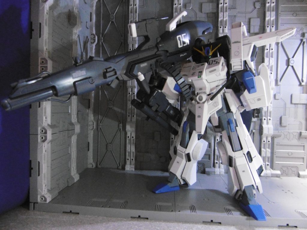 そしてFAZZ化。デカールは05(数字は5が一番好きだから)
見た目の通り、MGとはいえガシガシ可動には向かず。
しかし飾り映えするフォルムとボリューム感は素晴らしい。
以下、Ex-Sを例に制作過程の解説。