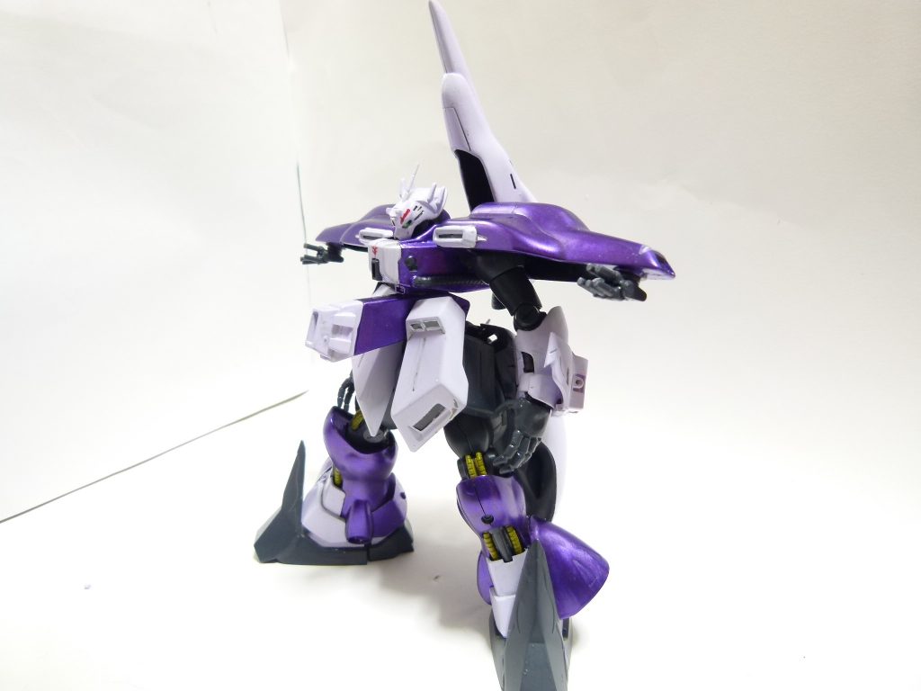 前から。
肩はギラ・ドーガの関節にあう受けをαの肩アーマーに作成。前腕にヤクト・ドーガっぽくなるようにアーマーを追加。
腰の接続が問題となりますが、こちらではHGUCギラ・ドーガをそのまま使用(サイドアーマーも使用)。
腹に繋ぐポリキャップをαの胸側に接着。αの腰アーマーはギラ・ドーガの腰後ろに引っかけます。