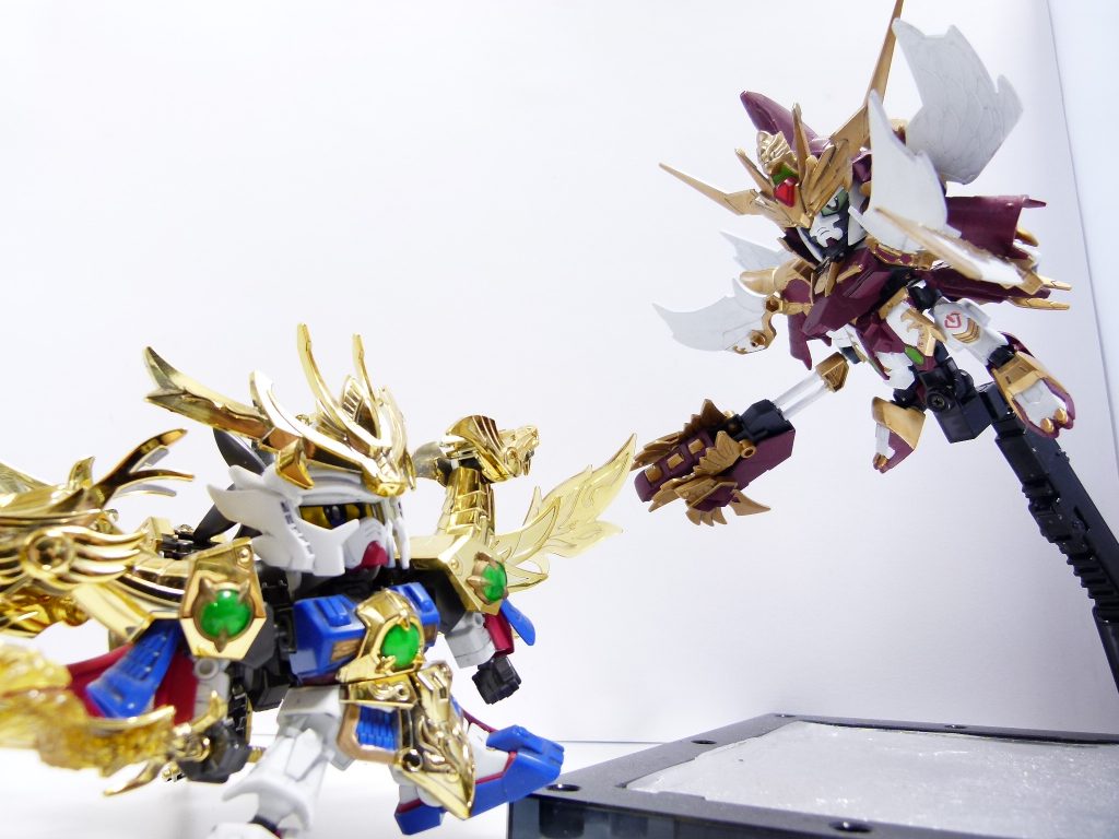 将烈帝劉備と。
そして、これからSDコンに挑まれる皆様へ。
*SDガンダムは自由です*。一見敷居が高く見えますが、慣れると楽しい場所です。
*武者・騎士・コマンド*の3ジャンルについては、使ってもいいし忘れ去ってもいい。いっそのことオリジナルのSDガンダムを作ってみてもいいのです(フミナさんやアヤメさんのように)。
その方針の下作ったのが本作(三国伝はSDガンダムが「演じている」設定だからどの機体がやってもいい)であり「ガンプラフォース」でした(「ガンプラフォース」もコンテスト中に新作を作れる時間が欲しい)。
この際、上手い下手は関係ないと思っています。もとからSDをたしなむビルダー達は日々超絶技巧を発揮していますし。
まずは今回のコンテストで初期からSDCSまで関係なく、「SDガンダムに触れて欲しい」と思っています。