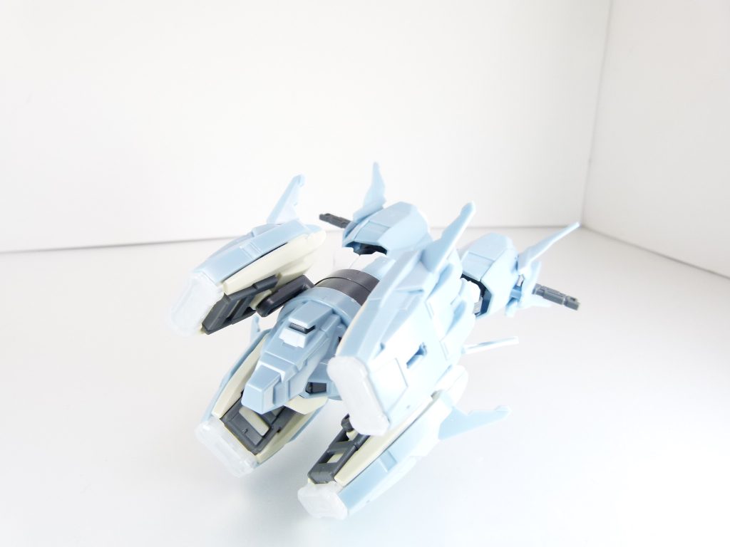 プトレマイオスアームズ：「ガンダム00」に登場したプトレマイオスをモチーフにした多目的支援機。ダイバー達の移動手段となる他、各部が武装ユニットとなることでセラヴィーシェヘラザードに攻撃手段を付与する。まずは本体。シールは本体前部の白部分のみ。今回は貼っていません。グレー部分も色分けされています。アーム部分は１軸クランクで自在に可動。底部のPC穴でアクションベースやダイバーギアに３ミリ軸接続可能。