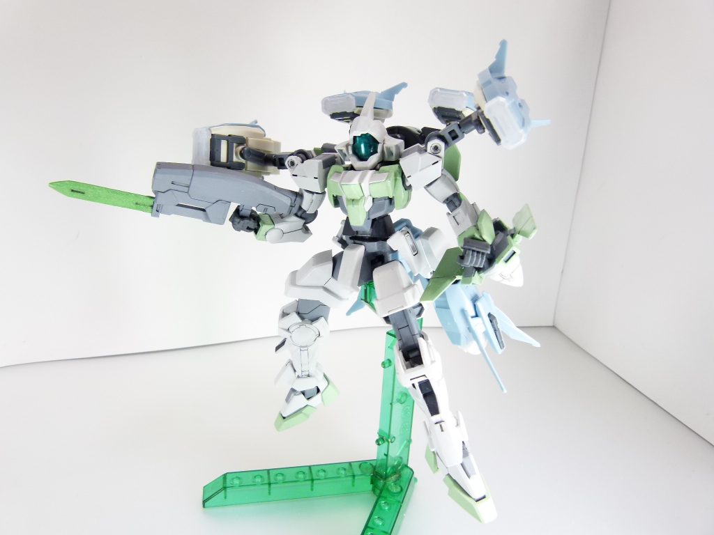 GNビームコンテナ：本来ガンダム４機の入っていたコンテナ部分は、色とりどりのビームを発射するビームキャノンとなった。早速装備。本体を前部と後部の２つに分け、前部はジョイントパーツを介して、後部はネイキッドのGNドライヴを取り外して装備。上側のビームコンテナはアームを差し替えて角度を変更します。下側のビームコンテナは肩や腕に付けてみましょう。今回は本来のGNドライヴ部分をシールドのようにしてみました。