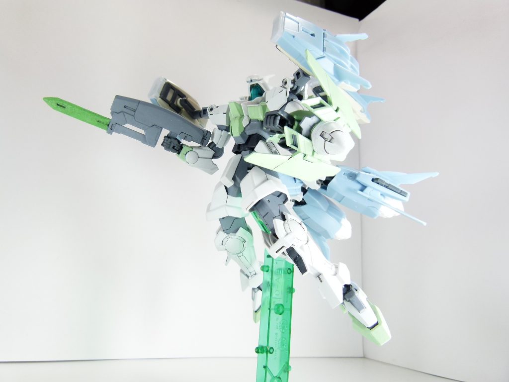 第１７改「ペリシアに光あれ」ペリシアに光あれ。シャフリヤール様はそうおっしゃり、ここを開いたかどうかは定かではありません。あたしがGBN一のビルダー・シャフリヤール様のことを知ったのは、GBNが始まって一年位した頃。現在でもビルダーの聖地として知られるディメンジョン・ペリシアが完成した頃だったわ。あたし達のフォース・「アルケミスト」は当初からその地の有用性に着目していて･･･ゲーマスもご丁寧に現地までのワープパスを用意してくれたの。「後学のため」だそうよ。ワープパスは、あたしのような弱小ダイバーにとっては当然必要だったわ。ペリシアの周りは砂漠。下手なMSでやってくるダイバー達を拒むから。･･･これらのオーダーをしたの、シャフリ様のリアルの姿って説も捨てきれないのよね･･･で、出会いました。シャフリ様。「愛」をもってガンプラに臨むそのお姿。あたしのネイキッドも「愛」に溢れているねぇ！と褒めてくださって･･･その頃から大ファンです。もちろん、守秘義務に抵触しない範囲ならアドバイスもなさってくれます。射出成形されるパーツのやすり方とか。先日は、シャフリ様の新たなガンプラ・セラヴィーガンダムシェヘラザードがおでましされました。お披露目の際はブレイクデカール使用の「愛」なきガンプラを追っ払ったそうです。その武装ユニットを特別に触らせて頂く許可を、シャフリ様に頂きました。武装ユニットは、どう見ても「ガンダム00」のプトレマイオスそのもの。プトレマイオスIは本来攻撃能力の低いガンダムの輸送艦ですが、それを丸ごと武装にするシャフリ様の発想には関心です。GBNでは、ビルドブースター（第11改参照）などのブースターユニットはエネルギー容量を振り分けなければならない関係で単独利用が難しく「強化」感が薄いのですが･･･シャフリ様は分離利用を基本的に想定せず、セラヴィーに対する武装ユニットの集合体として扱うようでした。もちろん、ダイバーが搭乗することもできます。２人乗りの広々としたコックピット･･････は。すっかり余韻に浸ってた。完成度、高すぎる証拠ね。いけない、いけない･･･あたしも頑張らないと。「万死に値する！」とか言われたくないし･･･