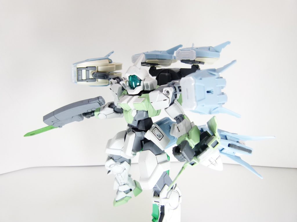 本体前部、本体後部には３ミリ軸と穴が両方開いており、穴を使う場合の一部状況では加工が必要です。本体前部の軸上部にはジョイントパーツ固定用のリブがあり、軸の長さはそこそこありますが気になる人は取り払いましょう。ジョイントパーツを使うことでAGP２つ穴に対応します。本体後部は横にPC穴を２つ有し、様々なパーツを接続できるマルチコネクターにできます。