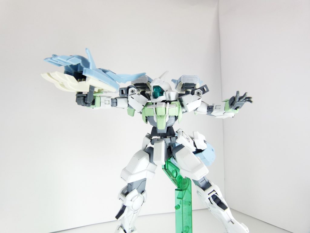 GNクローコンテナ：対タイガーウルフ戦用格闘戦モード・イフリートモードに際しては、ビームコンテナの前後を入れ替え変形させる。クロー基部には射出機構も備わっており離れた敵にも対応可能。時系列から考えると写真はイメージです。変形には差し替えパーツを使用。スラスター部分のウイングも使います。持ち手、ビルドハンズだと穴が狭くて持たせにくい上に、手首の関係上先に持ち手を持たせてから差し替えなければならず煩雑です。