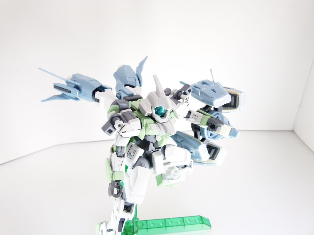 ･･･ここからが本番と言える特殊カスタマイズ。まず、本体前部・本体後部は共通の「３ミリ穴と３ミリ軸」で接続できます。故に、本体後部にジョイントパーツをかましてバックパック代わりにすることもできます。尚、本体後部は上下を逆にしても同じ形、またPCが外にはみ出る構成なので使いやすくなっており･･･