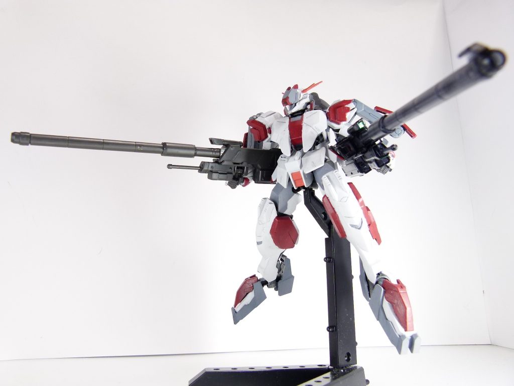 滑空砲:主に無重力空間での使用を考えて作られた大口径ライフル。命中精度よりも威力に重きが置かれている。クタン参型にも付属する滑空砲。2個買えば当然ダブル滑空砲になります(写真のもう一本は滑空砲Ver.のクリア成形を使用)。ガンダムバルバトスのバックパックを切り替えて装備させることもできますが、そもそものバルバトスのバックパックパーツが取れやすいのが難点。普通に手で持たせる方が似合うかな。