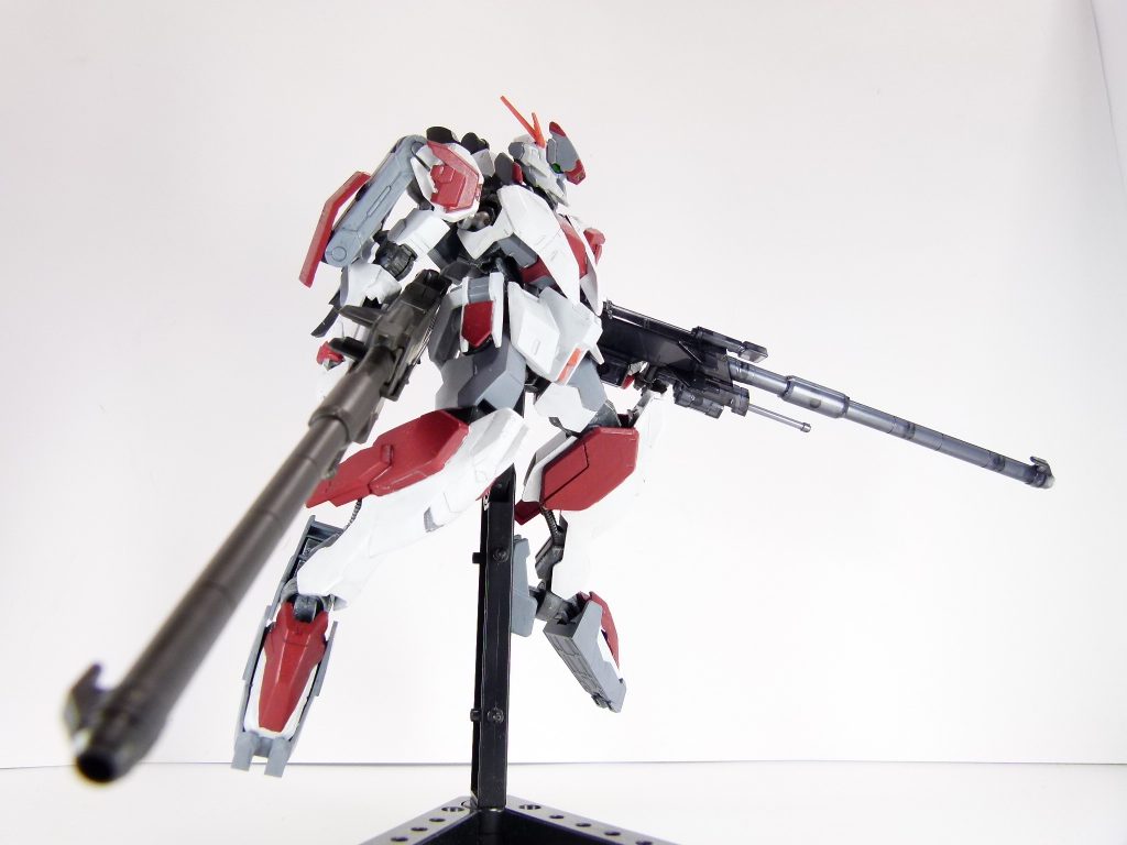 小説パートの写真のように、砲身を外して組み替え、グリップ部分を縮めることで背中に懸架可能。上記設定で遠距離攻撃は切り札になりにくい・・・わりに、作中でもその威力が遺憾なく発揮された滑空砲です。普通のガンダムで言えばビームライフル相当なのですが、とにかく巨大で取り回しが悪い代わりに威力を高めています。