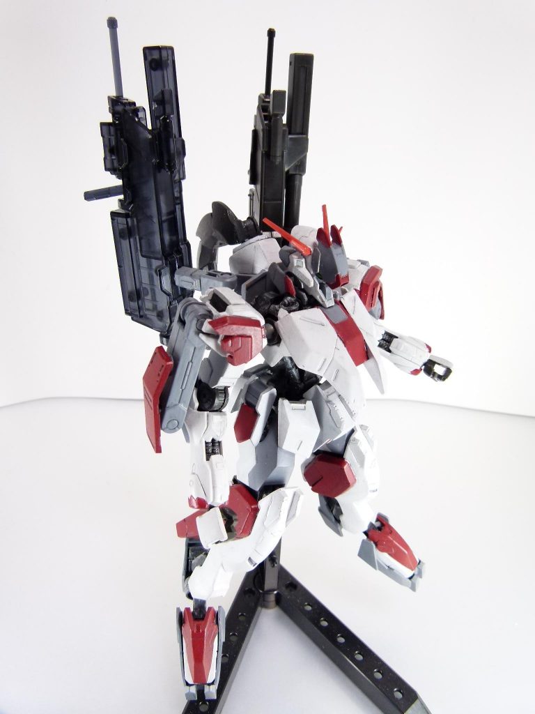 第18改「アブノーマルな由縁」アブノーマルな由縁は、世界独特の事情があるから。引き続き、ペリシア近辺でIBA武装のテスト中。ガンダム・フレーム、やっぱり難しいわ。GN粒子の恩恵で動かしやすいGNネイキッドとは違って、一個一個の動きに癖があって・・・パワーがあるから、でかくて重たいこの滑空砲も2丁装備できるんだけれど。何度か宇宙空間でもテストしたわ。そっちはなんて言うか、そんなに変わらなかった。これもまた、「ガンダム」って事よね・・・・・・で、あたしのカルメネールのメイン武装の一つにしようかと思っているこの滑空砲。普通のガンプラなら上半身ごと吹っ飛ばせる威力は、過剰ですらあるわ。これで「副武装」なのはびっくりよ。「鉄血」MSの装甲を形成するナノラミネートアーマーは、かつての「厄祭戦」でモビルアーマーが使ったビーム兵器から身を守るために作られたもの。ビーム兵器に対しては絶対的な防御(GBNではそういったことは無いから安心、第16改参照)、実弾兵器に対してもある程度の耐性があって(GBNではそっちに対しての防御は普通です)・・・最も有効なのは、重たい物理武装を相手に直接打ち付ける前時代的な発想。メイスが敬われるのも頷けるわ。シールドの類は当然ナノラミネートアーマーでコーティングされてるし、それを突破するための装備はいくつも存在するわ。その主たるものが*ダインスレイヴ*・・・まさに矛と盾。他のガンダムファンからするとそこが特徴的で、「鉄血」独特のパワーを生み出しているんでしょうけれどね。・・・あと、忘れちゃいけないのはモビルワーカー(MW)。モビルスーツよりも安価で扱いやすい、でも幾多のドラマを演出してきた存在。このGBNではこういった砂漠地帯の移動とかくらいしか役に立たないんでしょうけれど・・・あ。通り過ぎてったわ。