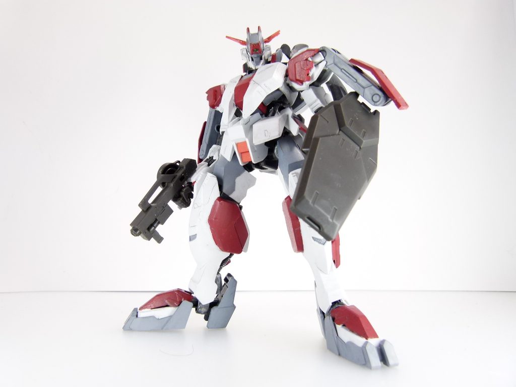 ライフル(ショートバレル):ランス基部に接続する牽制用武装。グレイズ用シールド:耐熱仕様のシールド。ナノラミネートアーマーが施されており頑丈。シールドは一般グレイズとグレイズリッターに対応する突起があり、手首も含めて二点支持。それ以外のキットだと手首の丸軸のみなのでふらつきやすいです。