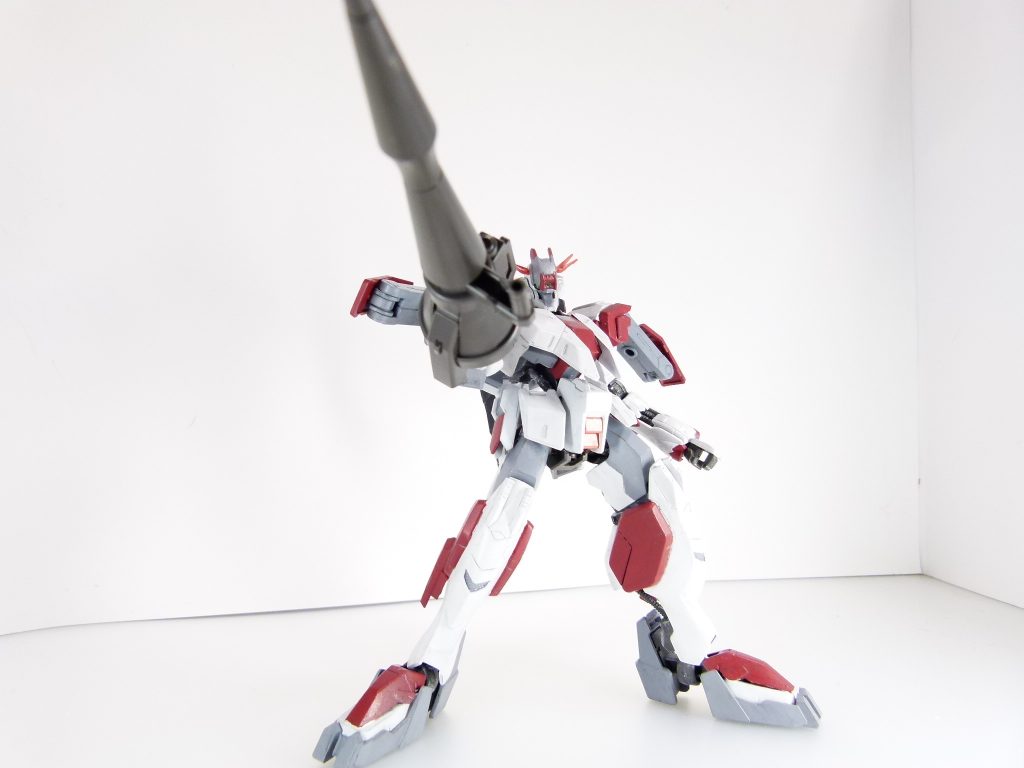 発売当時、シュヴァルベガエリオ機を再現するには「紫に塗ってランスも塗って装備」させる必要がありました。プレバンでは成形色は紫になりましたが、当然ランスは単色なので手間はそう変わりません。