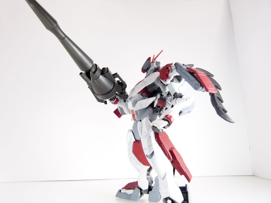 シュヴァルベ・グレイズ用ランス:ボードウィン家のガンダム・・・ガンダム・キマリスに似た性質を持たせる突撃武装。ナノラミネートアーマーの一点突破を目的とした対MS・戦艦用装備。ショートバレルライフルに組み付ける形で装備。塗装は必須です。ランス自体にはシュヴァルベの前腕パーツに対応する突起があります。