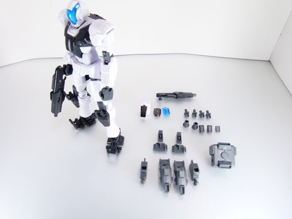 これを踏まえたセット内容。・GBN-ガードフレーム本体・ライフル×2(説明書時点で2丁作成可能)・ライフル用バレル×2・キャノピータイプ頭部(フルフェイスタイプも含め、バイザーは2色から選択可能)以下が余剰パーツ。・ガンダム・レオパルド・ダ・ヴィンチのバックパック・同足首関節・脚部グレー部分・同バックパックジョイントの一部等KPSグレー部分