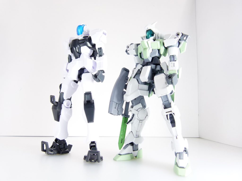 ネイキッドと。前から。背についてはネイキッド(これでもダブルオーより背が高くなっているはず)よりも大分高いです。腰フロントアーマーはダ・ヴィンチのものにかぶせます(フロント下の四角パーツが被さって見えなくなる)。