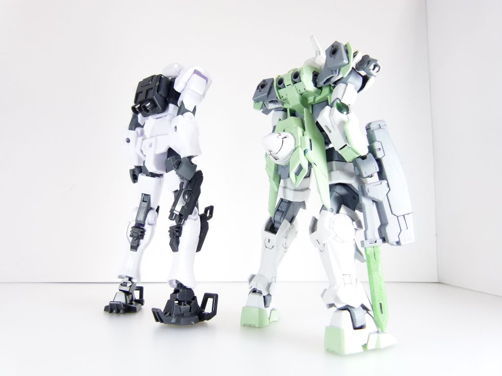 後ろから。ビルドシリーズではハイモック、GM/GMと多くの「カスタマイズに最適!」ガンプラが登場しましたが、本機最大の特徴はバックパックにあるような気がします。背部は一穴、外すとAGP2穴が出現。これにより、従来機よりも多くのバックパック用武装を装備可能です。3ミリ穴はバックパック後ろと左右、肘後ろ、腰サイド・リアアーマーにあります。従来機よりも若干穴の数は少なめですが、その辺はパーツごとのカスタマイズで補ってやるとバリエーションを簡単に作れるかと思います。あんまり穴が多くても穴だらけの機体になるし。PCはPC-002A。ビルドシリーズ内でも対応機種は多いはずです。