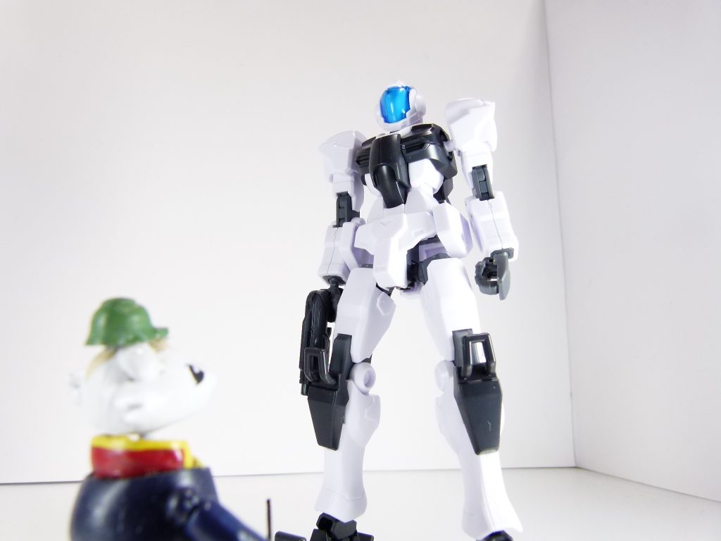 第19改「ガードフレーム・ヌーヴォー」ガードフレーム・ヌーヴォー。それは、あなたの生まれた日。GBNはおかげさまで開始一周年を迎え・・・ついに、この日がやってきました。GBN全ディメンジョンをパトロールし、不具合やバグへの対処を主な目的とした警備ガンプラ、GBN-ガードフレームが全域に配備されたのです。配備に当たって、このたび全ディメンジョンにおいてそのお披露目会が開かれました。・・・ちょっと、しんみり。だって、最初はあたしの仕事(武装のデバッグテスト)がなくなるはずだったのよね。あたしもここ、卒業かな・・・って思ってたから。でも、そんなはずはなく。それについては後で話すわね。元々、GBNはダイバーによる自治が基本だったの。ダイバー間の争いやいさかい、プレイマナーについては関知しない方針。それ故に生まれる自由なプレイスタイル(初心者狩りとかもありになっちゃう)を運営の基本としていたわ。ゲーマス(GM、ゲームマスター)達運営に属する人間(あたしもある意味含まれます)は自由で安定した世界を生み出すことに全力を傾ける。GBNの未来をビルドするのはおのおののダイバーである・・・ってね。でも、「バグ」や不具合の存在は次第に大きくなっていって。それの未然察知や阻止・・・運営の「剣」としての力は必要になるなって。データ上の問題は、各ダイバーには止めようがないから。警備ガンプラの製作に際しては、あたしのGNネイキッドやフォース・「アルケミスト」から得られたデータも一部参考になっているわ。ゲーマスのリアルの友人として、アイデアは積極的に出したつもり。多くの拡張を可能にする汎用性、GBN内のあらゆる地形環境に適応できる能力。基本的な可動域の追求、3ミリジョイントにフレーム構造を基準とした将来的なバリエーション構築・・・結果完成したのが、このガードフレームって訳よ。こっちも武装のデバッグ、相当やったから。ゲーマスが気付かない部分も色々あったみたい。パラメータ面については当初、警備中はゲーマスの権限でありえないほどに強化されてたけど・・・それがバグを誘発することもあってもう少し常識的な強化に落ち着いたみたい。・・・ほら、100が99999とかになったらさすがにシステムも怒るでしょ。操作については完全自動。最高ランクのNPD(ノンプレイヤーダイバー、つまりはAI)がやってくれることになっているわ。配備の権限はゲーマスが持ってるの。・・・で、面白いのはそこから。お披露目会で多くのダイバーの目にとまったガードフレームは、その後パーツデータという形で一般のガンプラとしても入手可能になったの。もちろん、カスタマイズもありよ。武装のデバッグテストについても、引き続きあたし達「アルケミスト」に任されることになったわ。いかに最高ランクのNPDを使ったとしても、本当にそれがこの世界に正しいかどうかを判定するのは「人」なのだろうって。全ディメンジョンに、あたしのネイキッドの「兄弟」がいる。それだけで嬉しくなっちゃう。・・・ちょうど、お披露目の日はリアル世界でボージョレが解禁された日だったから・・・ゲーマスと思いっきり飲んだことを思い出す昨今です。