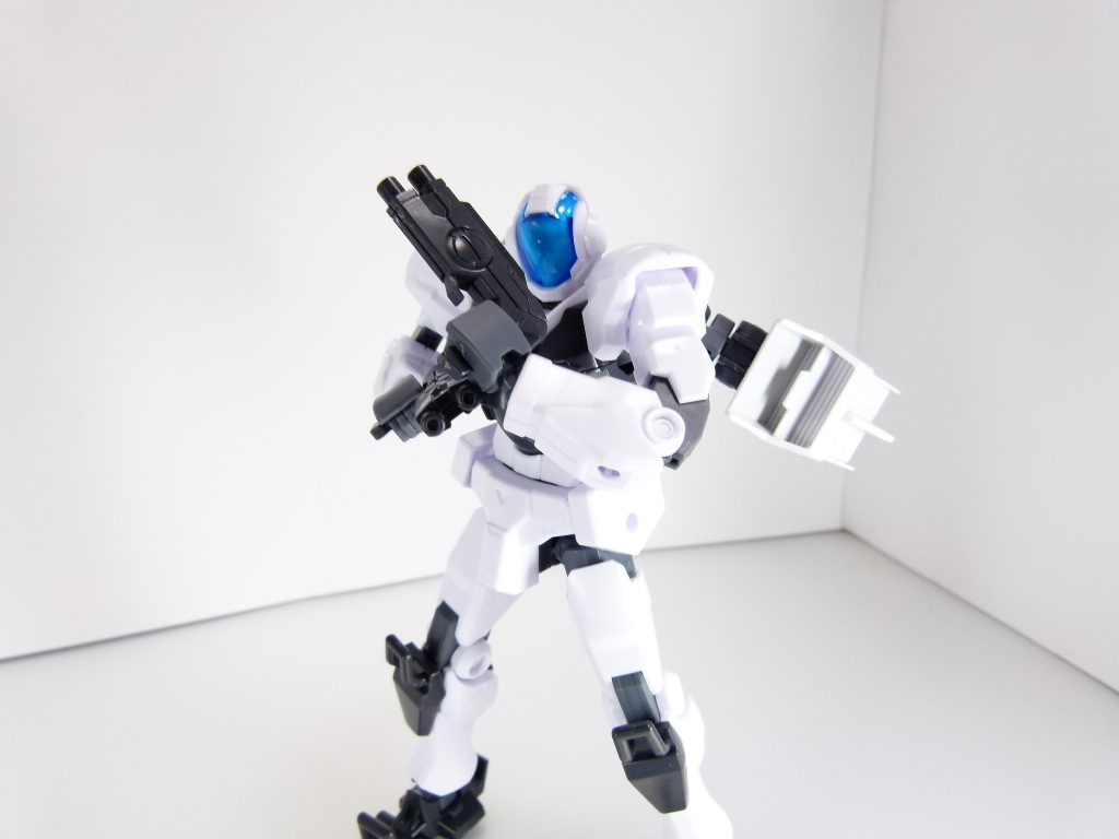 ライフル:本機の基本武装。一般的なビームライフル。連射力に優れたコンパクトなものを採用。バレルの換装で収束率、威力を上げることができる。試しにカスタマイズも。アームアームズ(第14改参照)のスラスターを装備。ランナーの都合で2丁作れるところはいつものHGBDですが、説明書時点で2本作るように記載があります。商品仕様にも書いてくれれば。