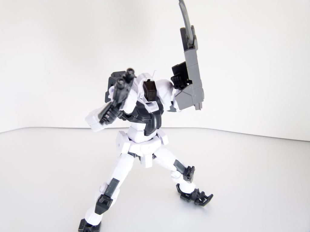 バックパックジョイントはジョイント部分のみ付属し肝心のアームが付きません(ダ・ヴィンチの武装部分ランナーに付属)。・・・こちらも活用しましょう。「鉄血」のC型ジョイントに対応します。すなわちグレイズ系の肩・・・MSオプションセット8(第16改参照)のクロウシールドくらいかな。