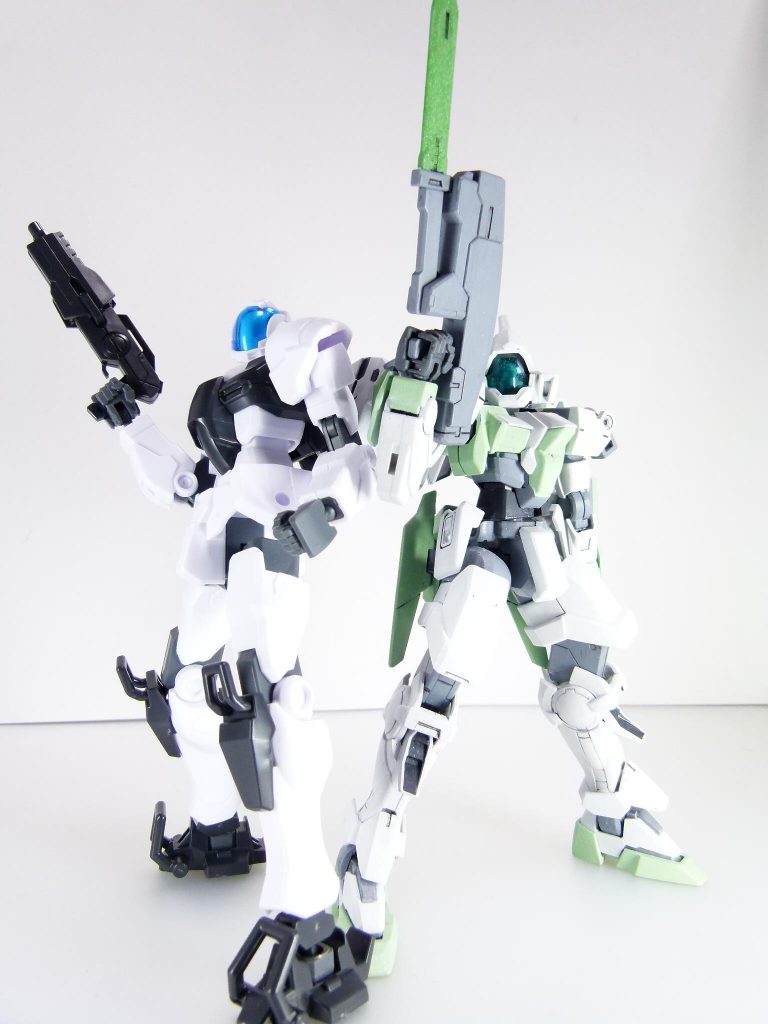 ネイキッドの「兄弟」:コンセプトの似たGNネイキッドにとっては、彼らは背の高い「兄弟」と言えるだろう。運用コンセプト、汎用性、拡張性。非常時には代替出来るような設計にもなっている。登場からずっとやりたいと思っていた並び立ち。可動については胸部のスライドを除くとレオパルド・ダ・ヴィンチと同等。手首はビルドバーニング・ビルドハンズと同様の可動手首ですが武器持ち手しか付属しません。平手はビルドハンズから持ってくる指示です。
