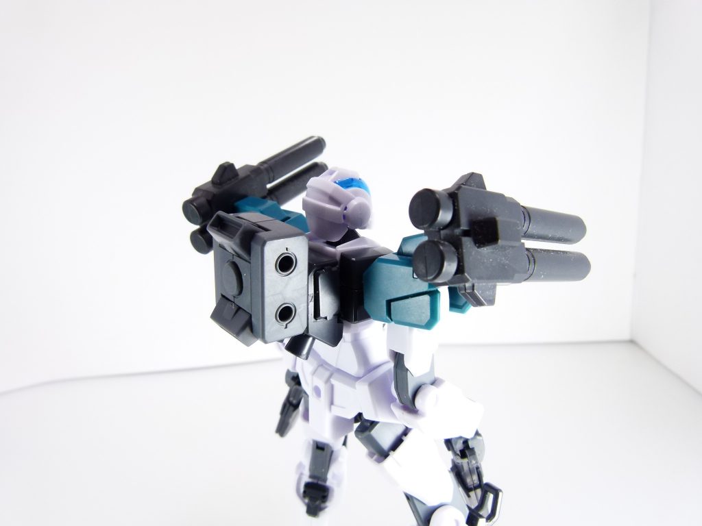 ・・・また、レオパルド・ダ・ヴィンチから来る余剰パーツも活用してみましょう。余剰パーツで作れるバックパックは背部一軸に装備可能。バックパックの拡張性がさらに広がります(それ以外への接続は若干相性が悪いです)。もともと回転するバックパックなので、緩さが気になる方は接着しましょう。