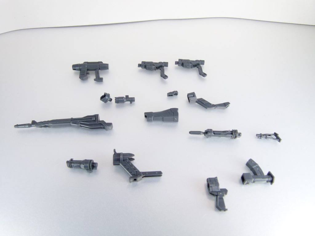 セット内容。・ビームスプレーガン・ビームピストル×2・センサー基部・ビームヘビーピストル換装パーツ(銃口+トリガーガード)・ビームスナイパーライフル(同2)換装パーツ一式(増加センサー・多機能センサー・銃身・ストック)・ビームライフル換装パーツ一式(銃身・ストック)・グレネードランチャー換装パーツ一式(銃身・トリガーガード)・マシンガン換装パーツ一式(銃身・弾倉)※追記※本連載では後に「システムウェポンキット」を紹介することになるのですが、「基部パーツを中心に組み替えて自分だけのウェポンを作る」それに準じつつさらにHGBCとしての汎用性をあげて低価格化も実現した(当時は組み立て済みの「システムウェポン」しかなかった)おすすめ武装といえます。