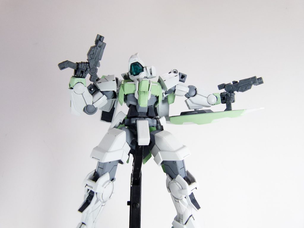 ビームピストル:ビームを発射するピストル。威力は弱いが連射可能。ジムのビームスプレーガンと同等の威力を持つ。本キットの基礎となる部分。本パーツのみ2丁付属。全パーツに共通してマウント用3ミリ軸・穴の類はありません。銃口先端は3ミリ軸ですがリブがあるため基本的には対応しません。持ち手部分が可動。ビルドハンズに持たせるとちょっと独特かな(根元まで入れるときつい)。