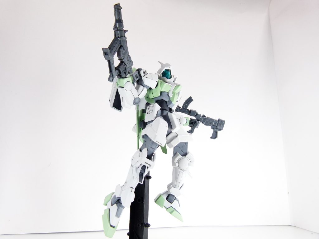 グレネードランチャー(右手):実体弾であるグレネードを射出。耐ビームの敵に有効。マシンガン(左手):交換可能な弾倉を装備。点ではなく面を攻撃する。ビームヘビーピストル:銃口部にビーム収束パーツを追加し威力を増したビームピストル。実弾系に切り替えて。ヘビーピストルだけ撮り忘れ。バリエーションが多いのでわかりにくくなります。