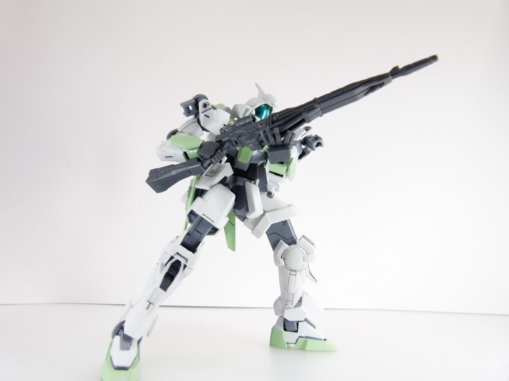 ビームスナイパーライフル:センサーとロングバレルを持つ狙撃に特化した銃。連射はできないが、ピンポイントでの射撃を行える。ビームスナイパーライフル2:ビームスナイパーライフルに多目的センサーを装備。あらゆる状況での射撃に対応可能。ビームピストルの銃口部3ミリ軸・ストック部の四角軸などをフル活用します。換装のほとんどには上記セット内容のセンサー基部(極小パーツです。ヘビーピストル・マシンガン以外に使用指示)を使用しますが、当然ながら1個しか付属しないため状況によっては2個買いかオミットしましょう。小説パートの写真で持っているのが2、こちらの写真で使っているのが1。違いはセンサーに1パーツ足したのみ。サイズとしては少し小さめ。IBA編の滑空砲やK9ドッグパック付属のスナイパーライフルを思うと「大きくて重い」ようには見えなくなってしまう不思議・・・