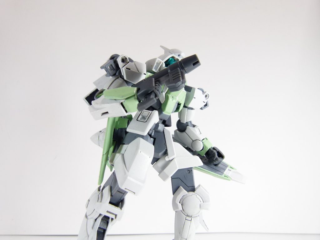 ビームスプレーガン:原典アニメでジムが使用していた銃。威力は弱いが連射可能。アニメと同じ武装にこだわるファイターに人気。GM/GM仕様なのでこちらもなんだかディティールが細かく「同じ銃」感は薄いです。先端は3ミリ穴の互換性があり・・・下記。